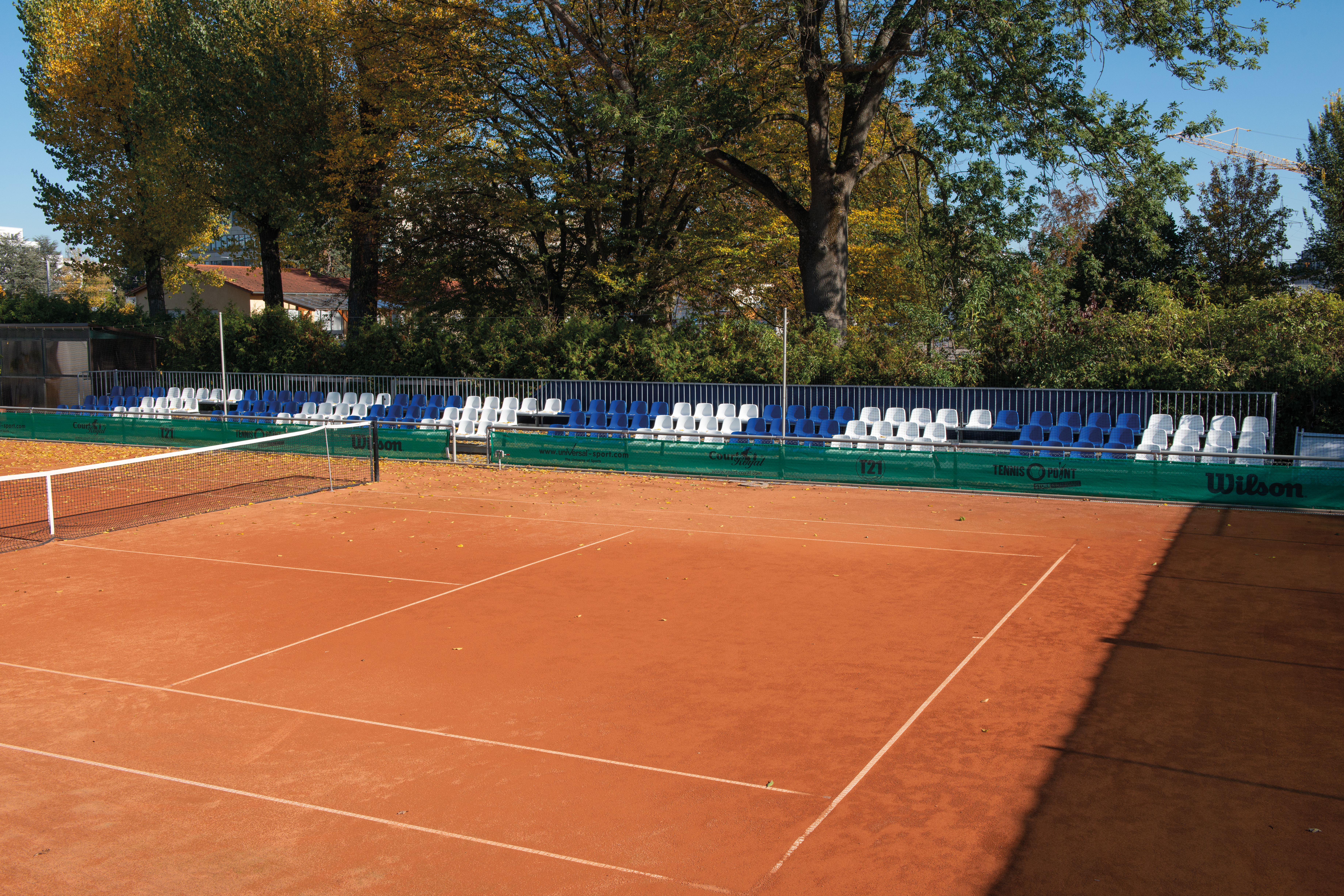 US_40985_Tribuene_CourtRoyal_dreireihig_BlauWeiss-16 Tribüne Court Royal mit 50 Sitzen Verlängerung