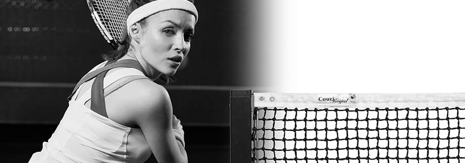 Tennisspielerin vor einem Netzpfosten mit Court Royal Tennisnetz Tennisspielerin vor einem Netzpfosten mit Court Royal Tennisnetz
