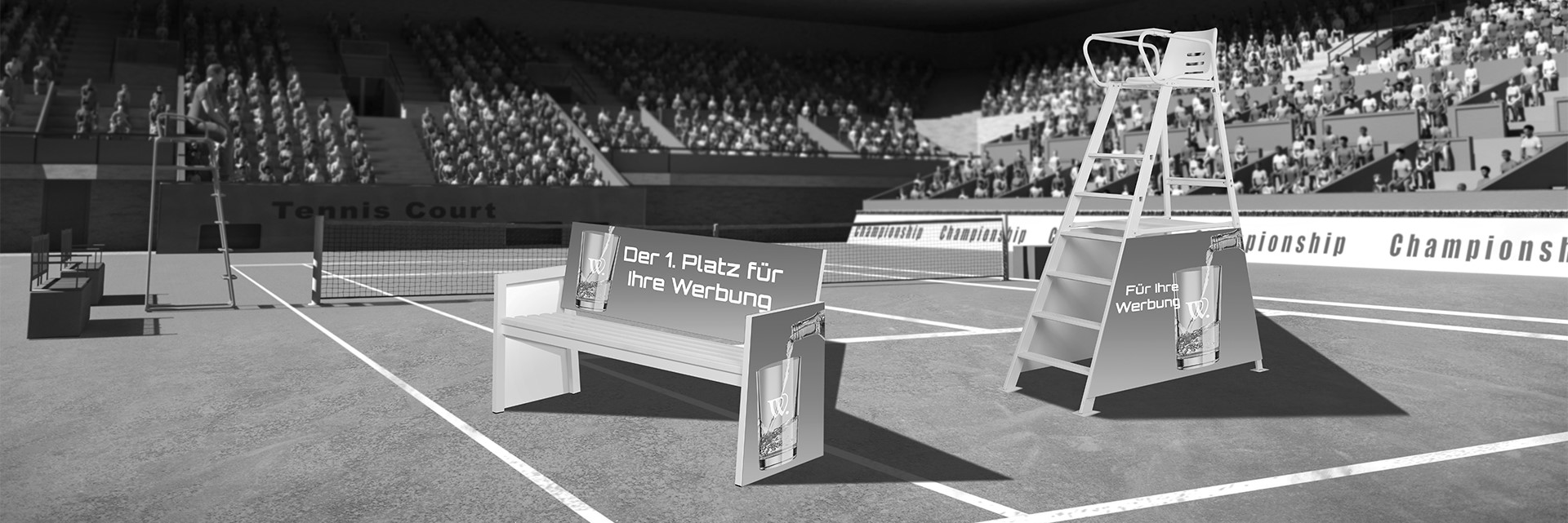 Tennisplatz mit Werbebank und Schiedsrichterstuhl mit Banner Tennisplatz mit Werbebank und Schiedsrichterstuhl mit Banner